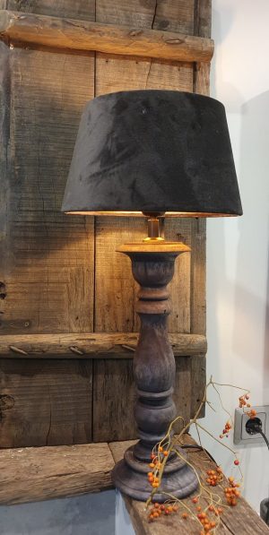 Een stoere baluster tafellamp in een geblakerde donkergrijze kleur | Benard's Woonaccessoires