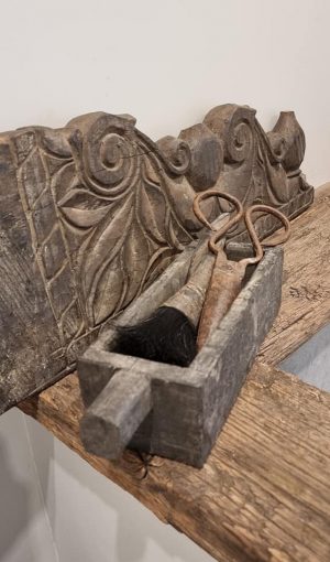 Houten bak oud hout met handvat voor in een landelijk interieur Benard's Woonaccessoires