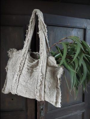 Shabby linnen tas een unieke decoratie voor in een landelijk interieur | Benard's Woonaccessoires