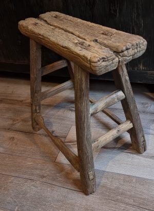 Oud houten bankje | Benard's Woonaccessoires | Perfect passend in een landelijke interieur