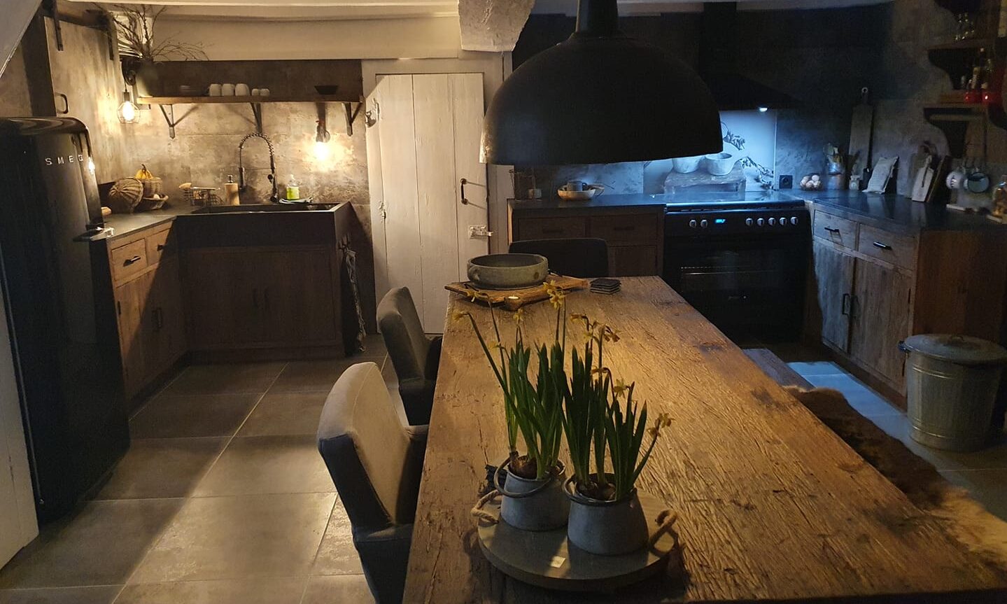 Landelijke keuken doorleefd rustiek hout | Benard's Woonaccessoires | landelijke woonkeuken stijl
