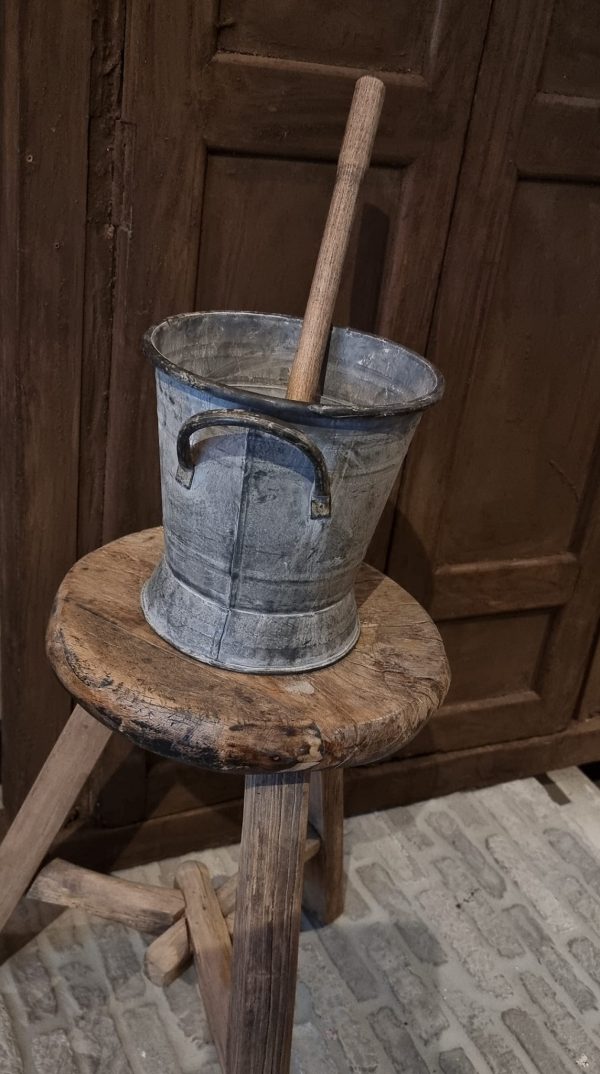 Vergrijsde houten toiletborstel in zinken emmer met handvat | Benard's Woonaccessoires | Badkamer en toiletaccessoires