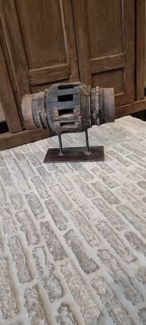 Oud doorleefde houten wielnaaf op voet | Benard's Woonaccessoires | een uniek en authentiek item