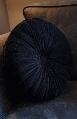 Velvet sierkussen rond zwart Benard's Woonaccessoires | om je interieur mee te stijlen
