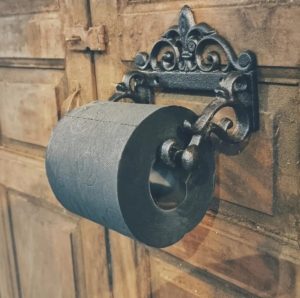 Zwart toiletpapier | Benard's Woonaccessoires | voor in een landelijk toilet en/of badkamer