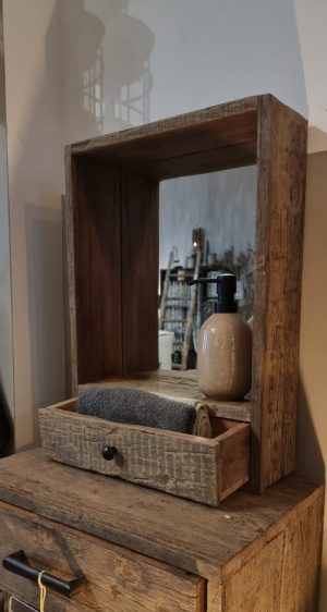 Spiegel oud doorleefd hout met lade | Benard's Woonaccessoires | de perfecte spiegel voor in de badkamer of toilet