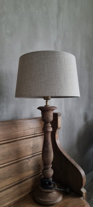 Landelijke houten balusterlamp met linnen kap