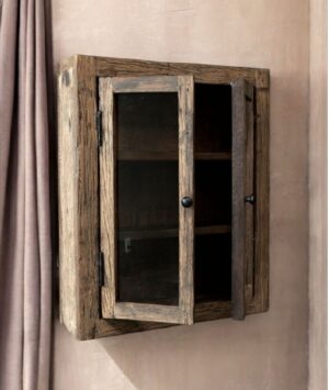 Rustiek vitrinekastje van oud hout met glazen deur