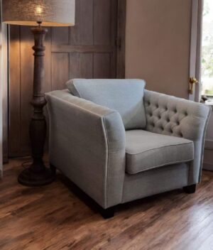 Landelijke fauteuil in stof met capitonnering en comfortabele zit